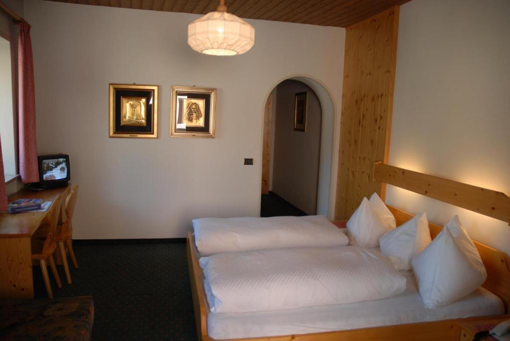 Hotel B&B Gasthof Zur Linde Rio di Pusteria Habitación foto